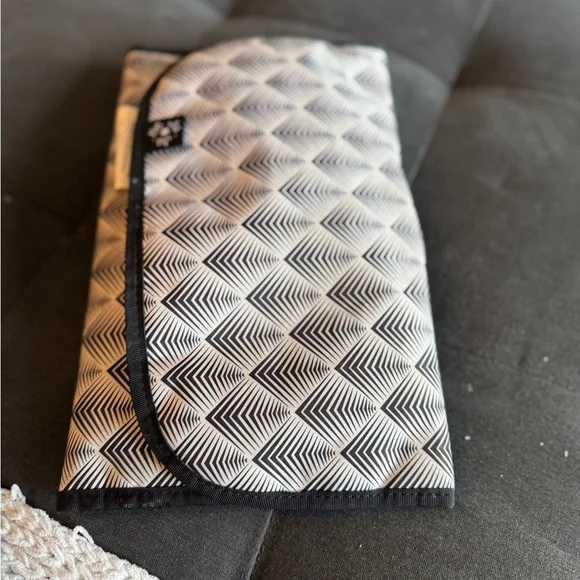 Ju-Ju-Be Black and White Baby Bag with Geometric Pattern - Picture 4 of 4